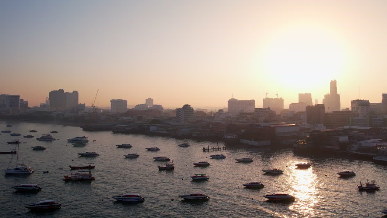 Spostati dal porto di Pattaya Beach, pieno di barche, di prima mattina