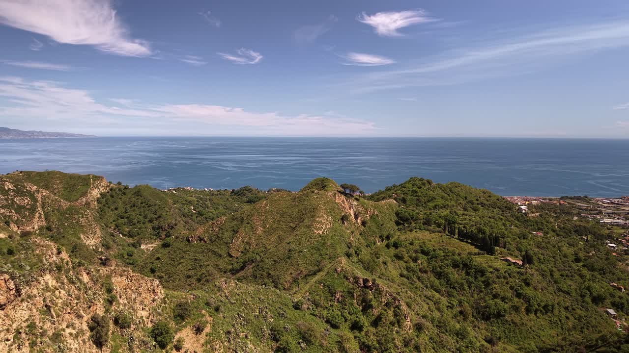 Vista aerea di colline lussureggianti e mare vicino al Castello di Pentefur, Savoca, Sicilia