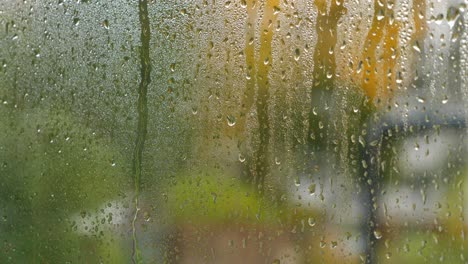 vista de un día lluvioso a través de una ventana húmeda