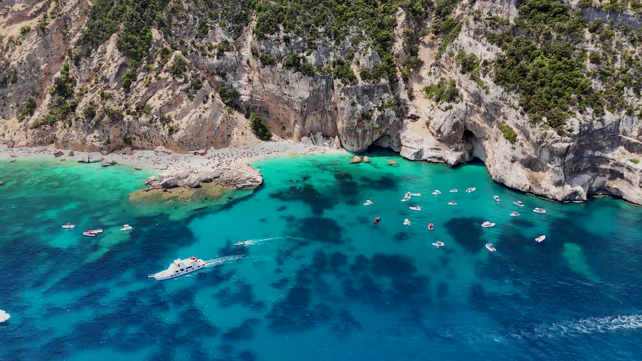 Luftfoto af Cala Mariolu-stranden på Sardinien, klart vand og afslappende stemning