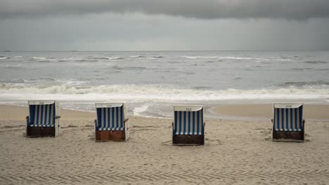 Sillas-De-Playa-Vacías-En-Un-Frío-Día-De-Septiembre,-En-Sylt,-Alemania