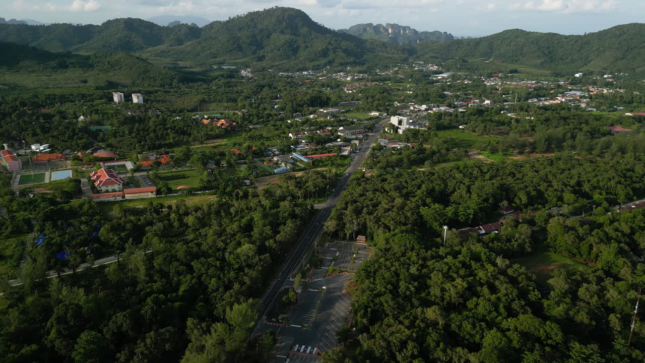 pequeña ciudad de ao nang en el distrito de krabi, tailandia, vista aérea en la carretera central