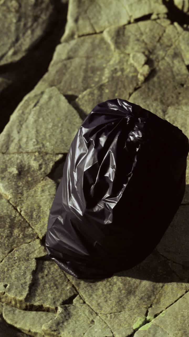 Lo scarico illegale di rifiuti danneggia il paesaggio naturale e la salute dell'ecosistema