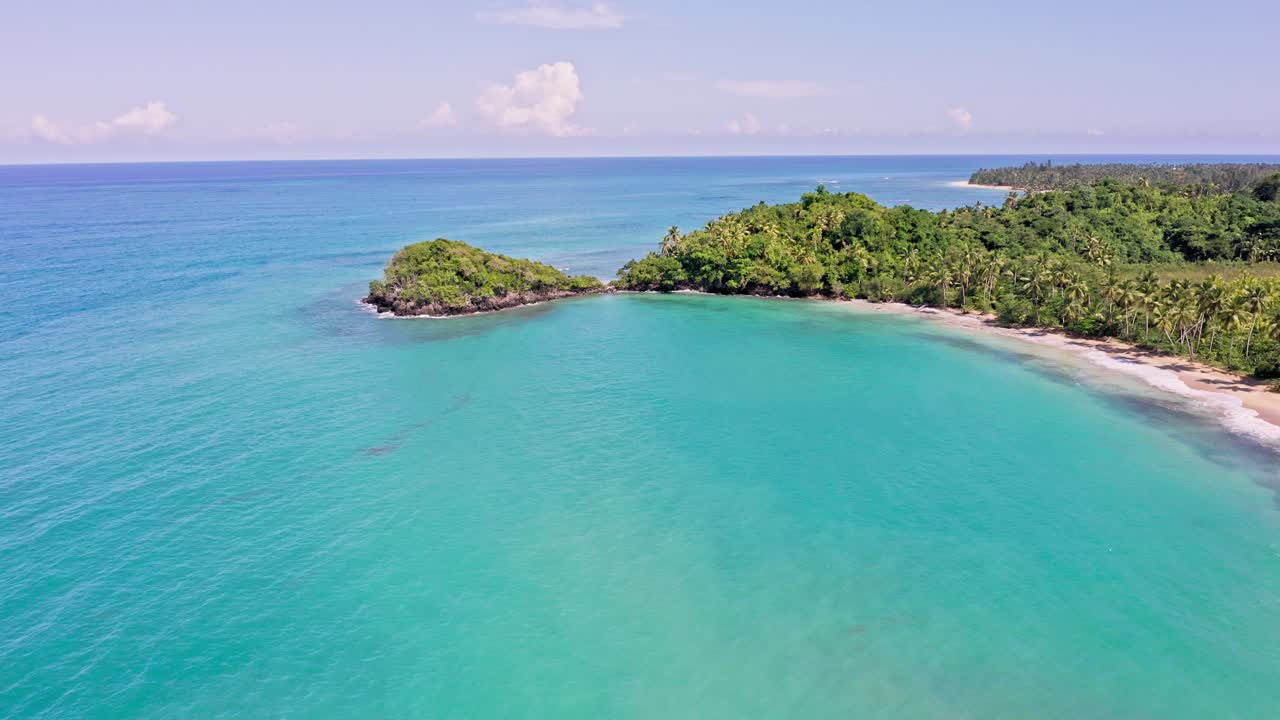 Scenografico paesaggio marino di Playa Bonita a Las Terrenas, Repubblica Dominicana - ripresa aerea con drone