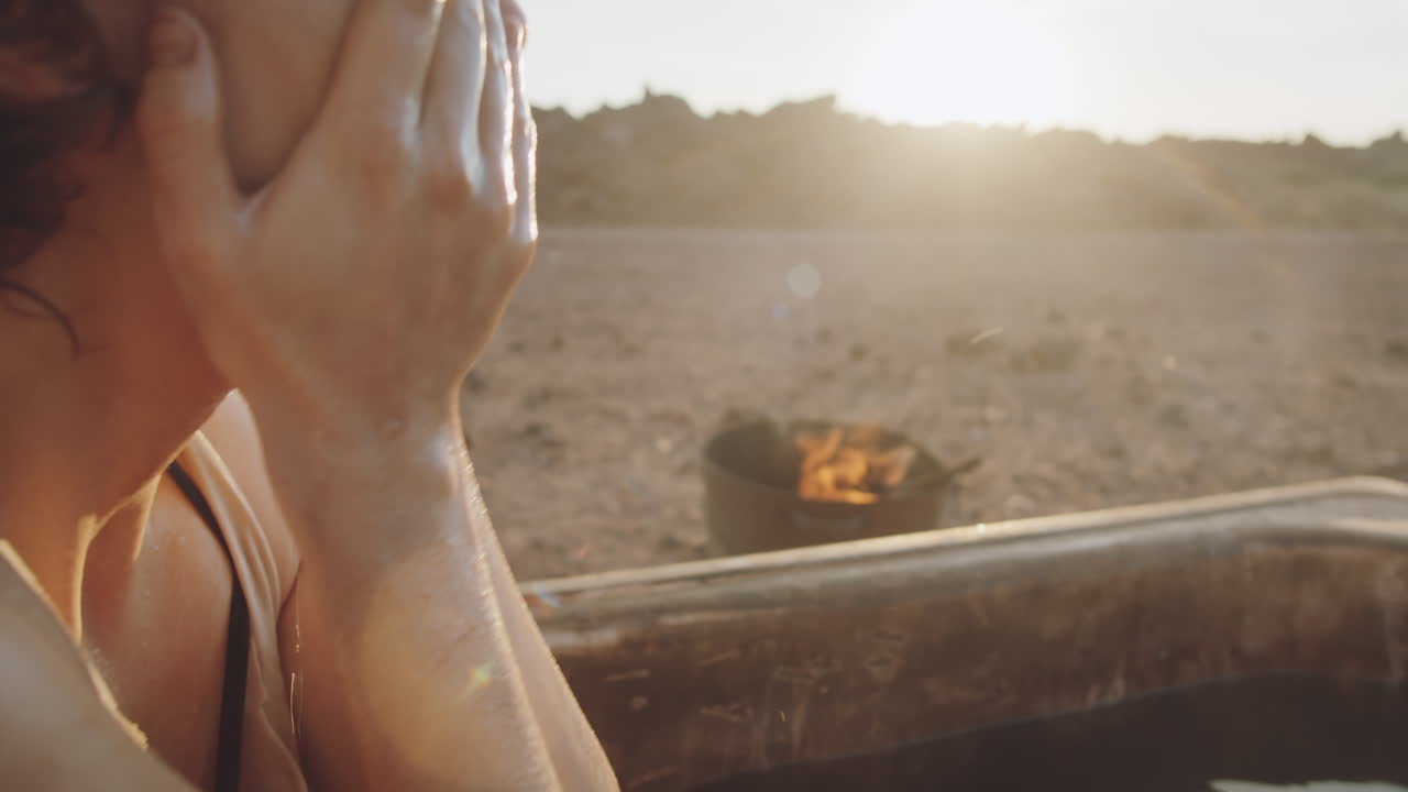 mujer distópica lavándose la cara y descansando en una bañera sucia