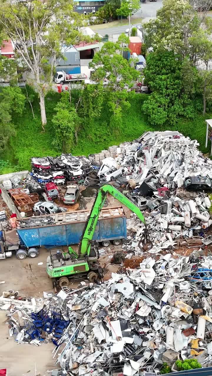 vista aérea de un depósito de chatarra con maquinaria activa