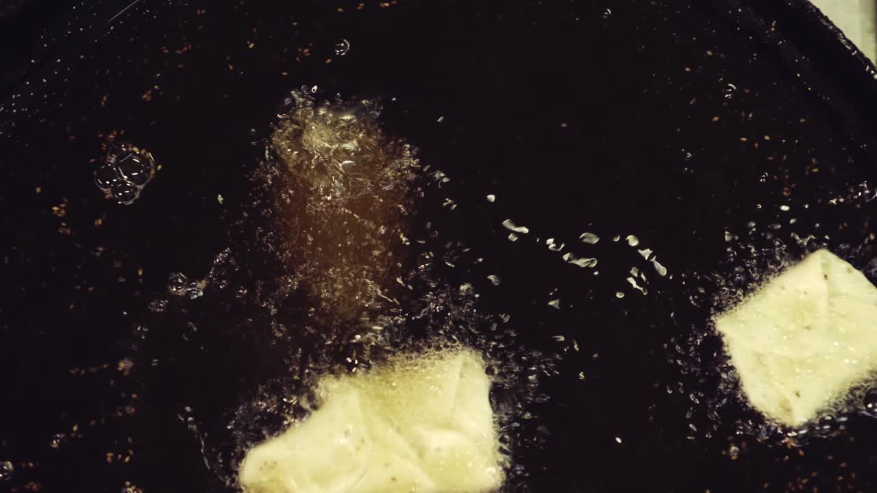 부 ⁇  에서 기름 에 반죽 을  ⁇ 는 것