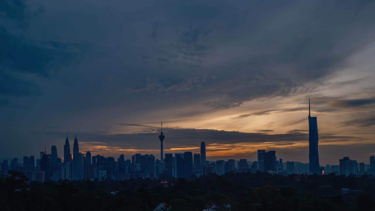 Grandangolo: silhouette del paesaggio urbano di Kuala Lumpur, Malesia, time-lapse dell'alba.
