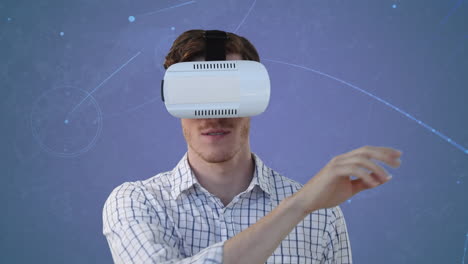 animación de la red de conexiones y procesamiento de datos, sobre un hombre sonriente con auriculares vr