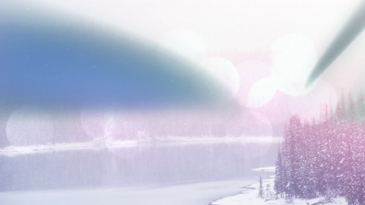 렌즈 플레어에 대항하여 소나무 숲의 조용한 호수의 경치에 이동하는 파란색 추상적인 애니메이션