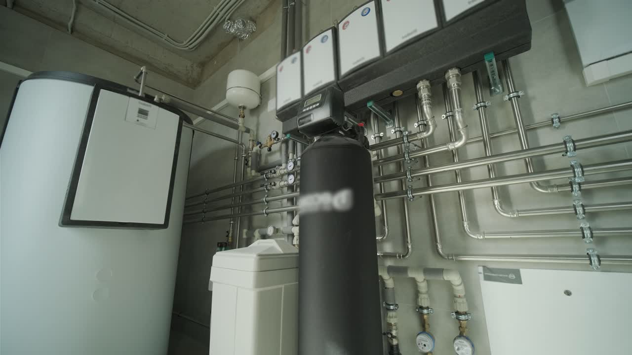 técnico que ajusta las válvulas de las tuberías de los sistemas de calefacción residenciales