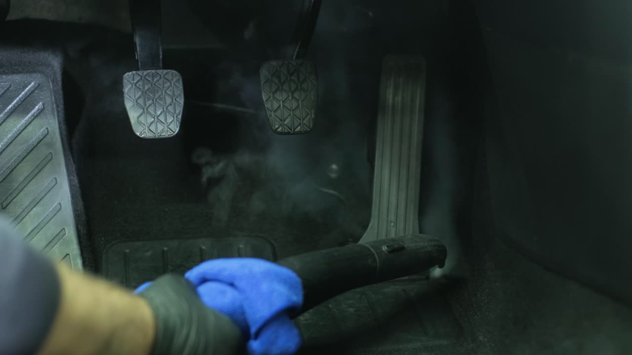 limpieza profesional de automóviles. lavado de sars. detalles interiores. limpieza en seco y detalles del interior de un automóvil. limpeza profunda de asientos. limpeza de espuma en el lavado de automóviles; limpieza del panel del automóvil del polvo. una aspiradora