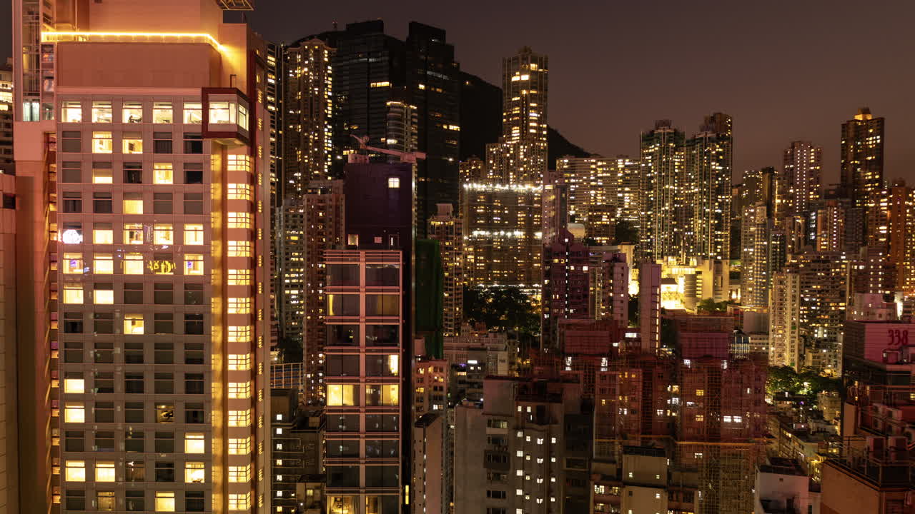 Time-lapse de Edifícios da Paisagem Urbana com Luzes que Mudam à Noite