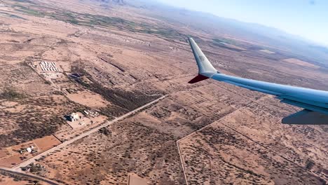 fotografía del desierto de sonora a través de la ventana de un avión cerca de hermosillo, méxico.