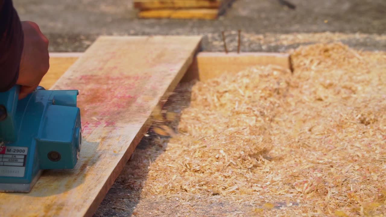 falegname che lavora a levigare il legno