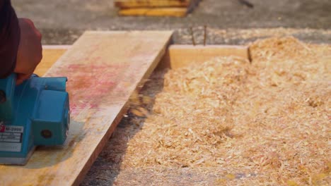 carpintero trabajando en la suavización de la madera