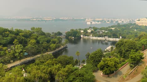 Udaipur,-También-Conocida-Como-La-Ciudad-De-Los-Lagos,-Es-Una-Ciudad-En-El-Estado-De-Rajasthan-En-India.-Es-La-Capital-Histórica-Del-Reino-De-Mewar-En-La-Antigua-Agencia-Rajputana.