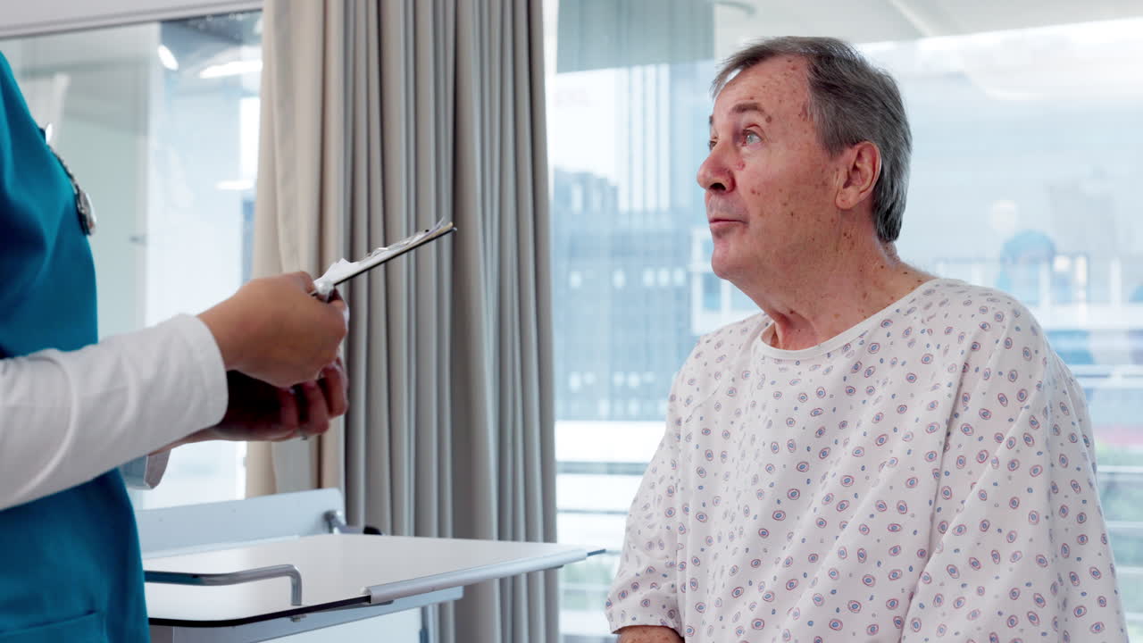 médico, hombre mayor y redacción de recetas