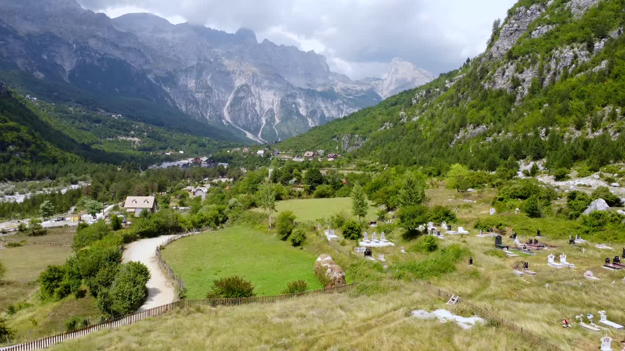 Il paesaggio panoramico della valle montuosa