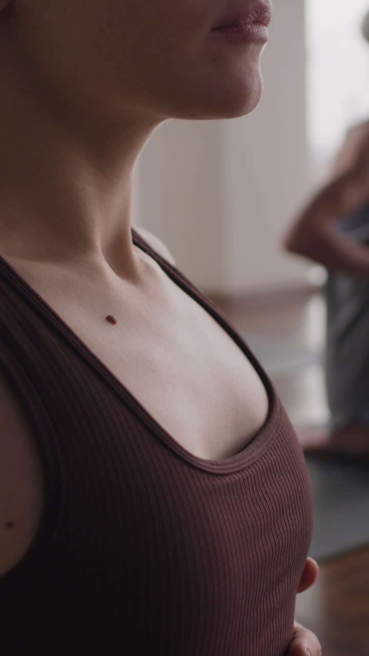 mujer practicando yoga