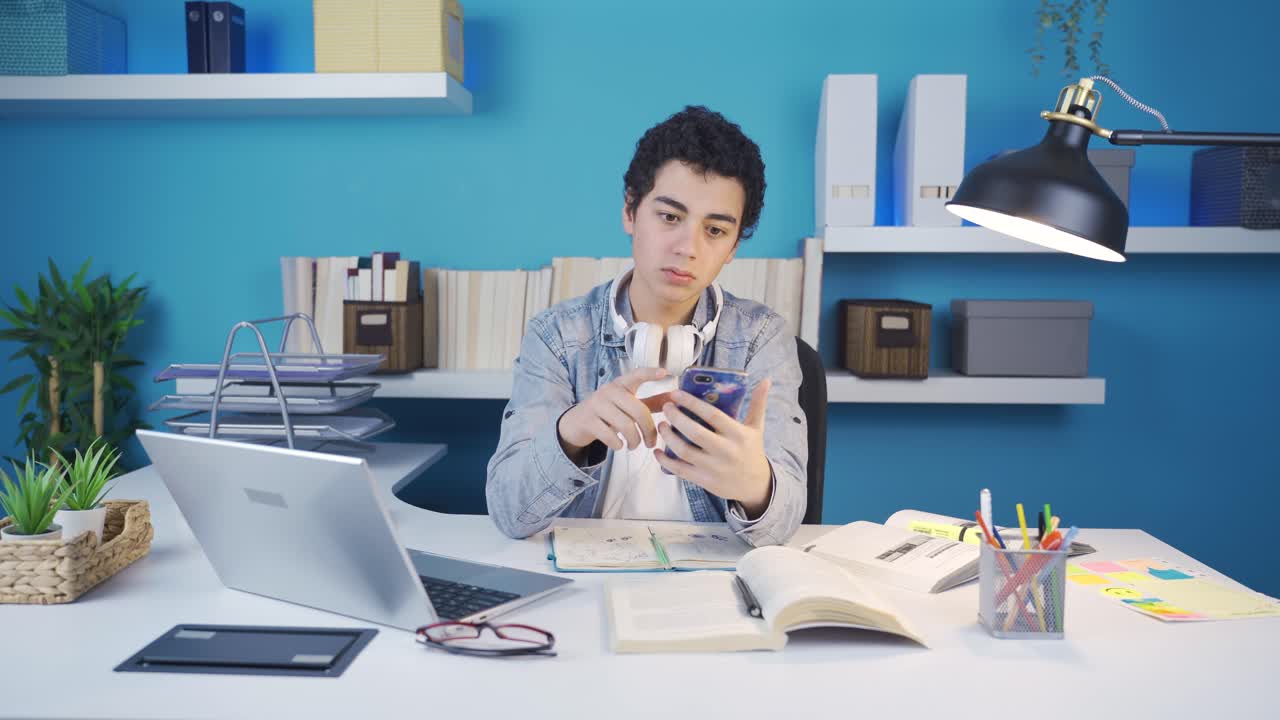 su estado de ánimo cambia frente a los videos que aparecen frente al joven navegando por las redes sociales en su teléfono.