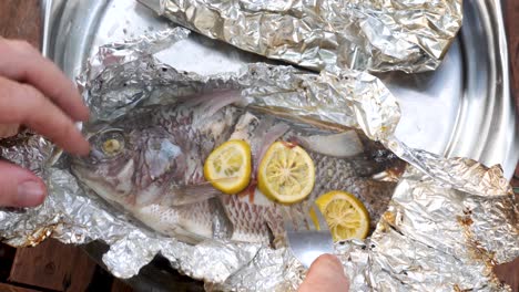 Öffnen-Sie-Gekochten-Tilapia-In-Folie,-Um-Zu-Sehen,-Wie-Er-Gut-Gekocht-Ist