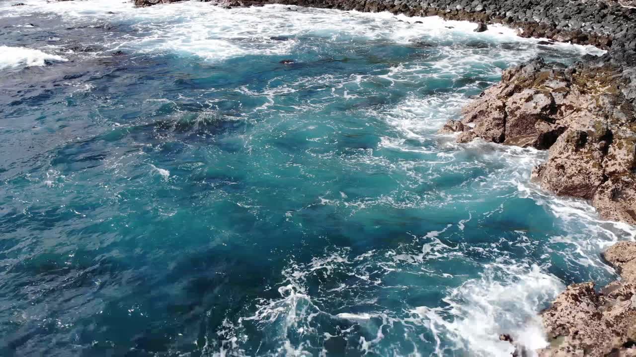 sorvolando immobile sulle onde che colpiscono le rocce sull'isola sud-orientale delle hawaii