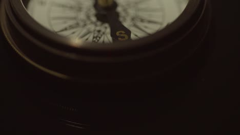 빈티지 나침반 트래킹 샷 2