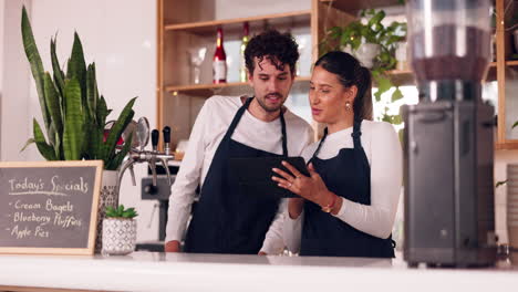 Equipo-De-Baristas,-Hablando-Con-Tableta-En-Cafetería.