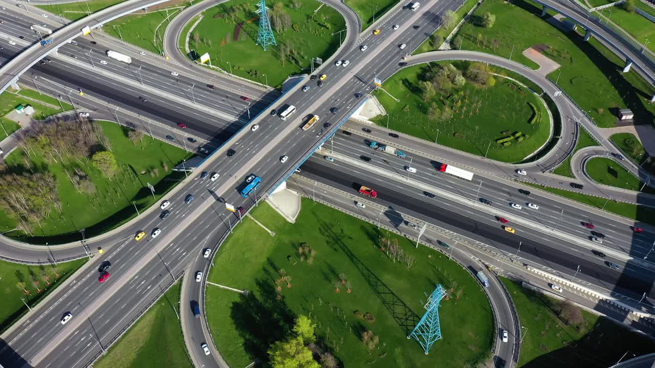 모스크바의 고속도로 교차로 교통 경로의 공중 뷰.