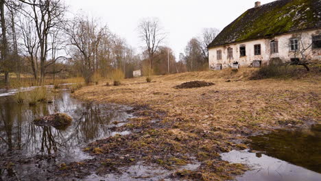 Agua-De-Inundación-Del-Río-Que-Llega-A-La-Casa-Abandonada