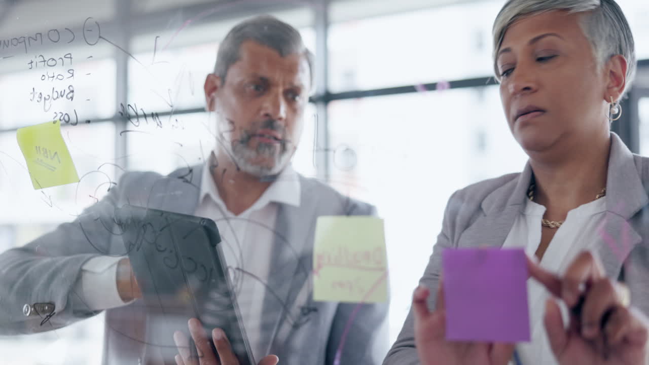 gente de negocios, tableta y escritura para la planificación