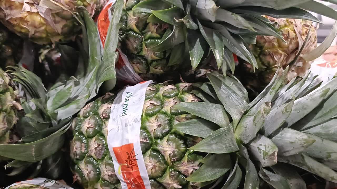 piñas inmaduras para la venta en un supermercado