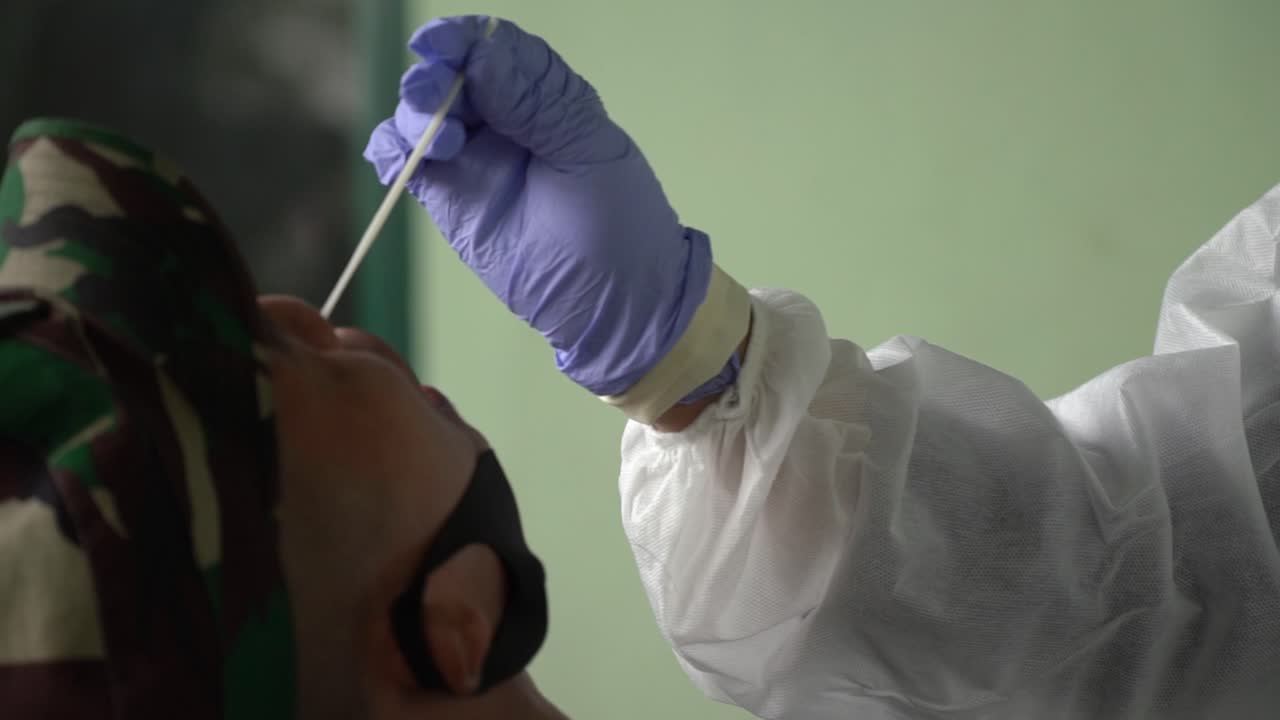 The medical staff took a mucus sample to be examined as a swab test method related to corona