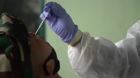 el personal médico tomó una muestra de moco para examinarla como método de prueba con hisopo relacionado con la corona