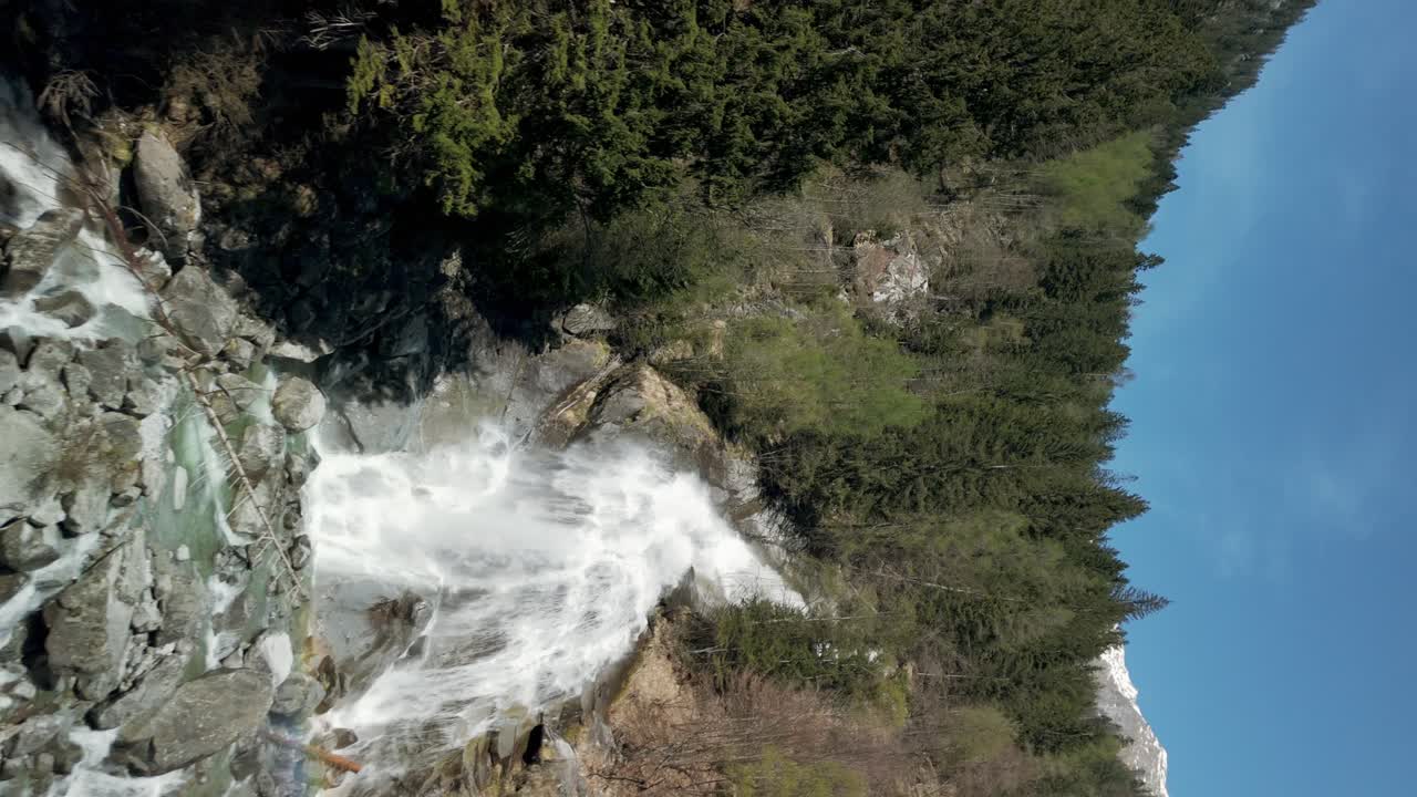 дрон, летящий над водопадом нардис, трентино, итальянские альпы, италия