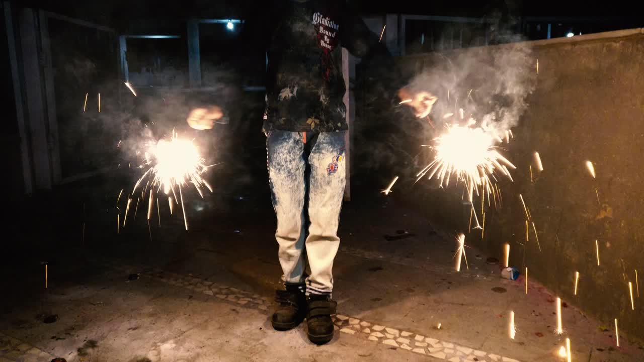 joven disfrutando agitando bengalas divertido ambiente de fiesta acogedor