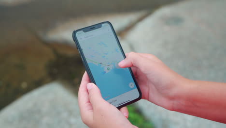 mujer joven escribiendo en su teléfono en una mañana nublada en la naturaleza