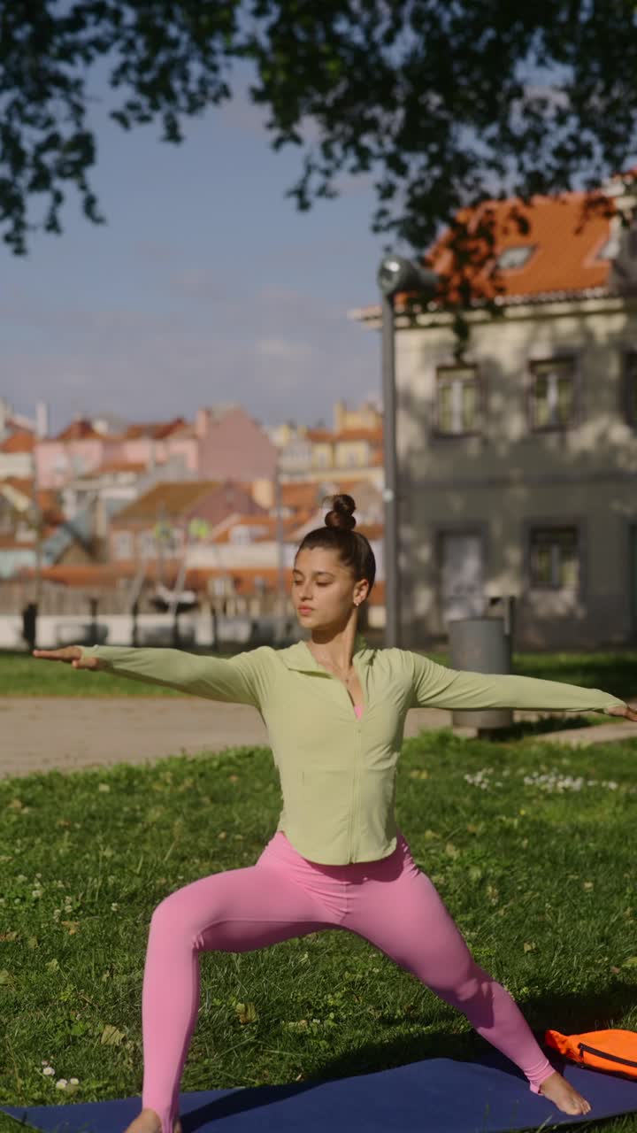 mujer practicando yoga en un parque