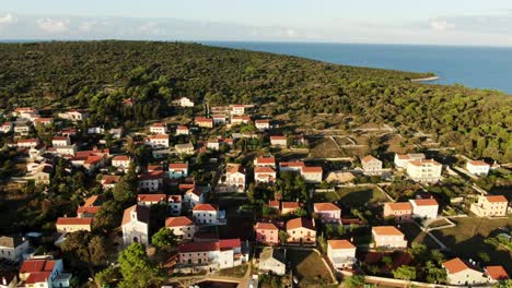 Una-Toma-De-Drone-De-Un-Pueblo-Isleño-Cerca-Del-Mar