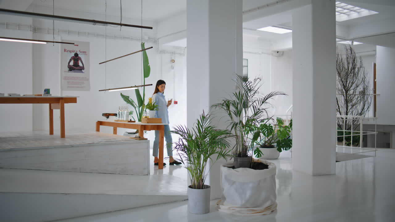 소규모 사업 주인이 미술 가게에서 일하며, 사려 깊은 여자가 물을 마시며 즐기고 있다.