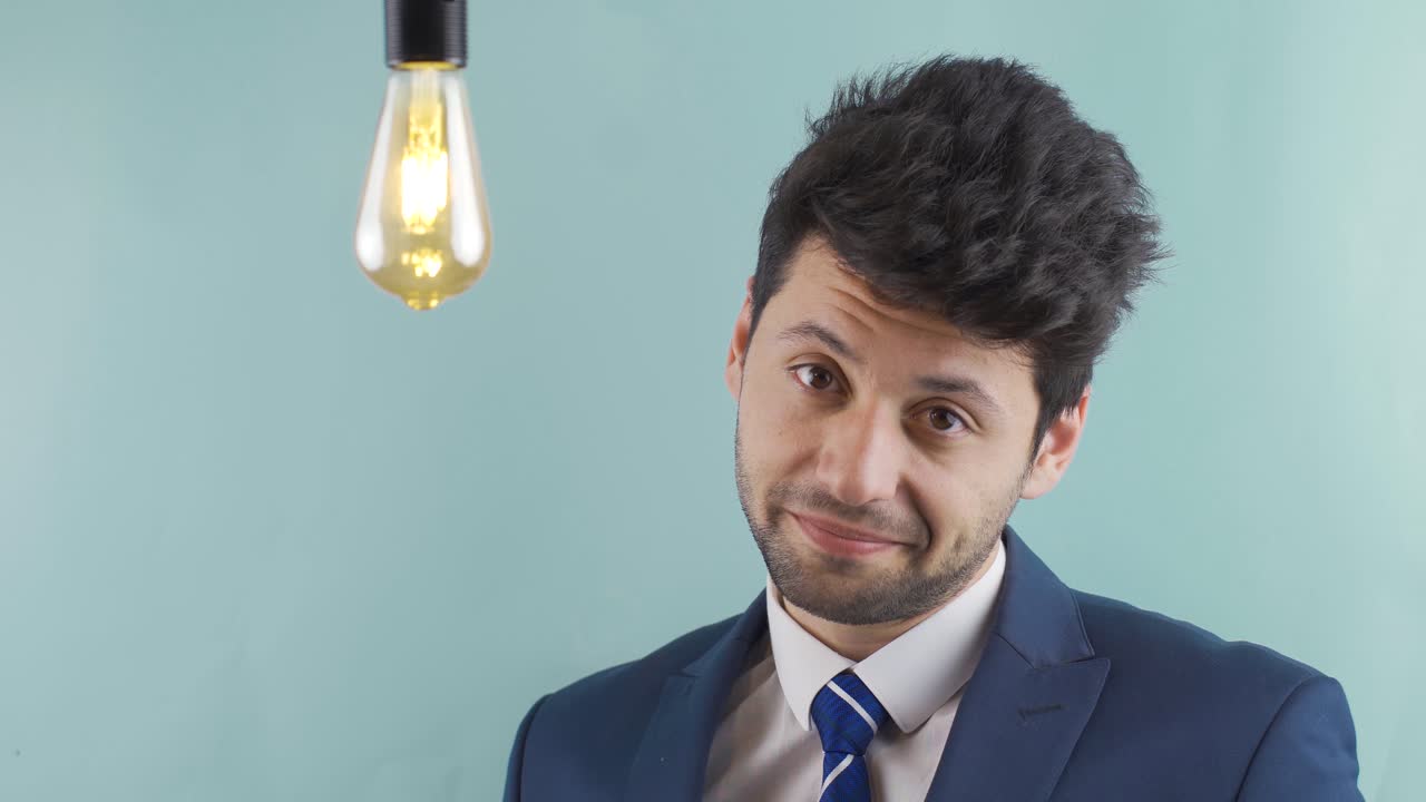 la lámpara de la idea del hombre de negocios inteligente que usa su mente está encendida.