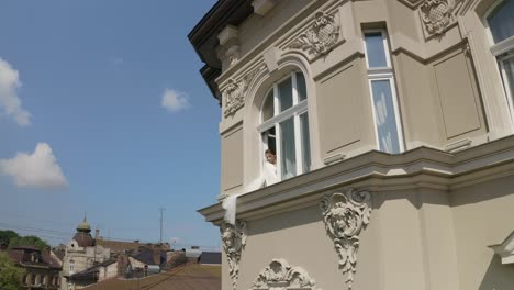 Braut-Im-Boudoirkleid-Sitzt-Auf-Der-Fensterbank,-Vorbereitungen-Für-Den-Hochzeitsmorgen,-Frau-Im-Nachthemd,-Schleier