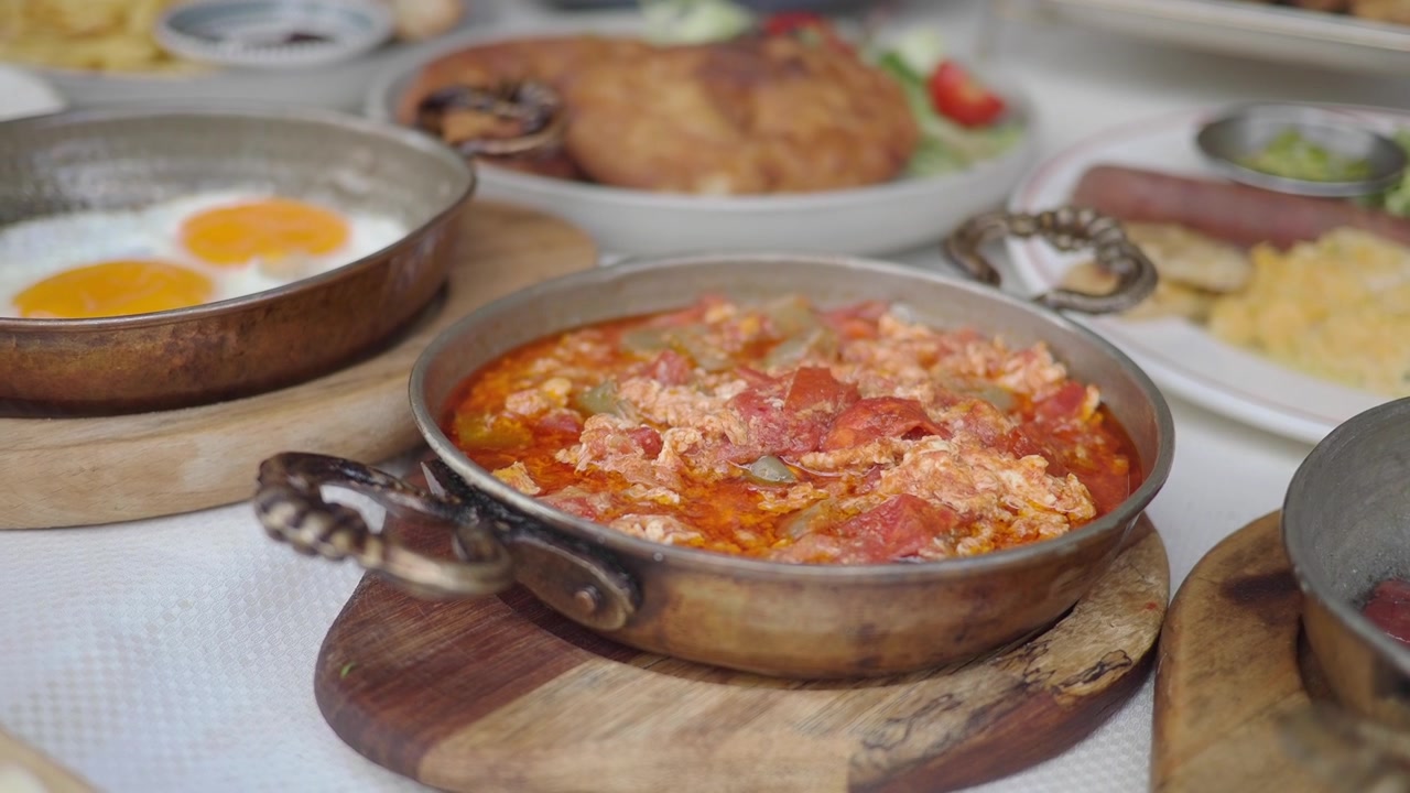 Desayuno tradicional turco Menemen servido en sartén de cobre
