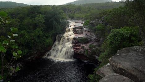 Inclinándose-Hacia-Arriba,-Una-Toma-De-4k-Que-Revela-La-Impresionante-Cascada-Del-Pozo-Del-Diablo-Desde-La-Ruta-De-Senderismo-De-Arriba-En-Un-Día-Lluvioso-Nublado-En-El-Famoso-Parque-Nacional-Chapada-Diamantina-En-El-Noreste-De-Brasil