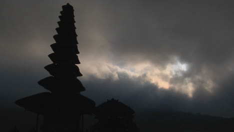 巴厘島寺廟的雕像 - 影像圖片