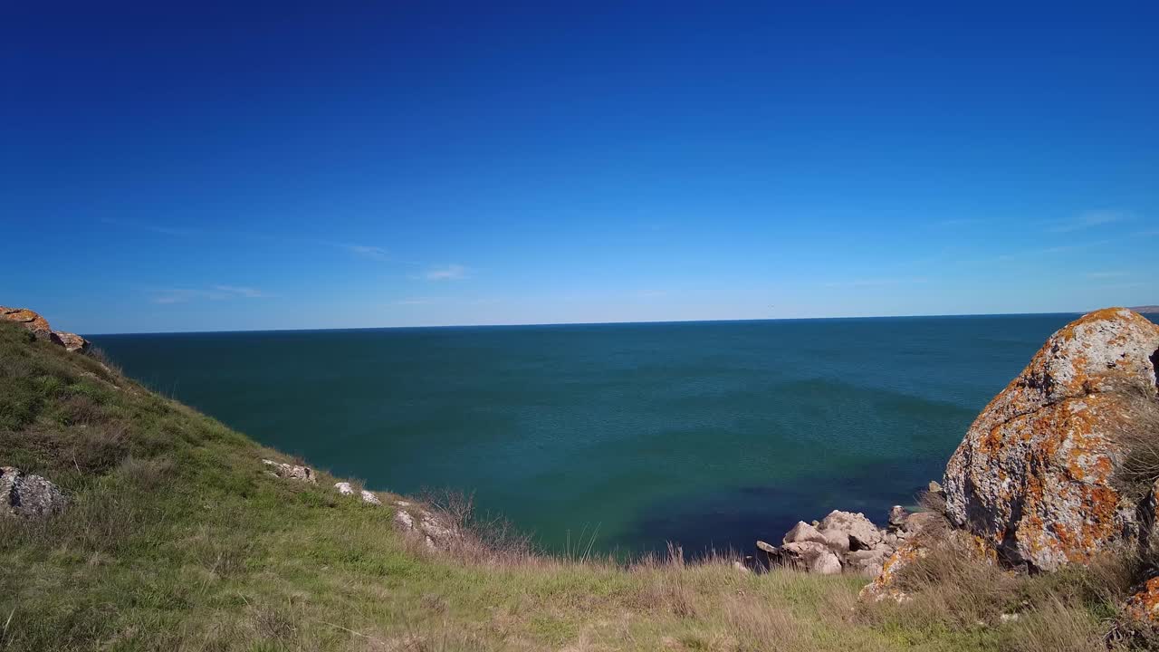 자연의 광활함을 상하도록 초대합니다.