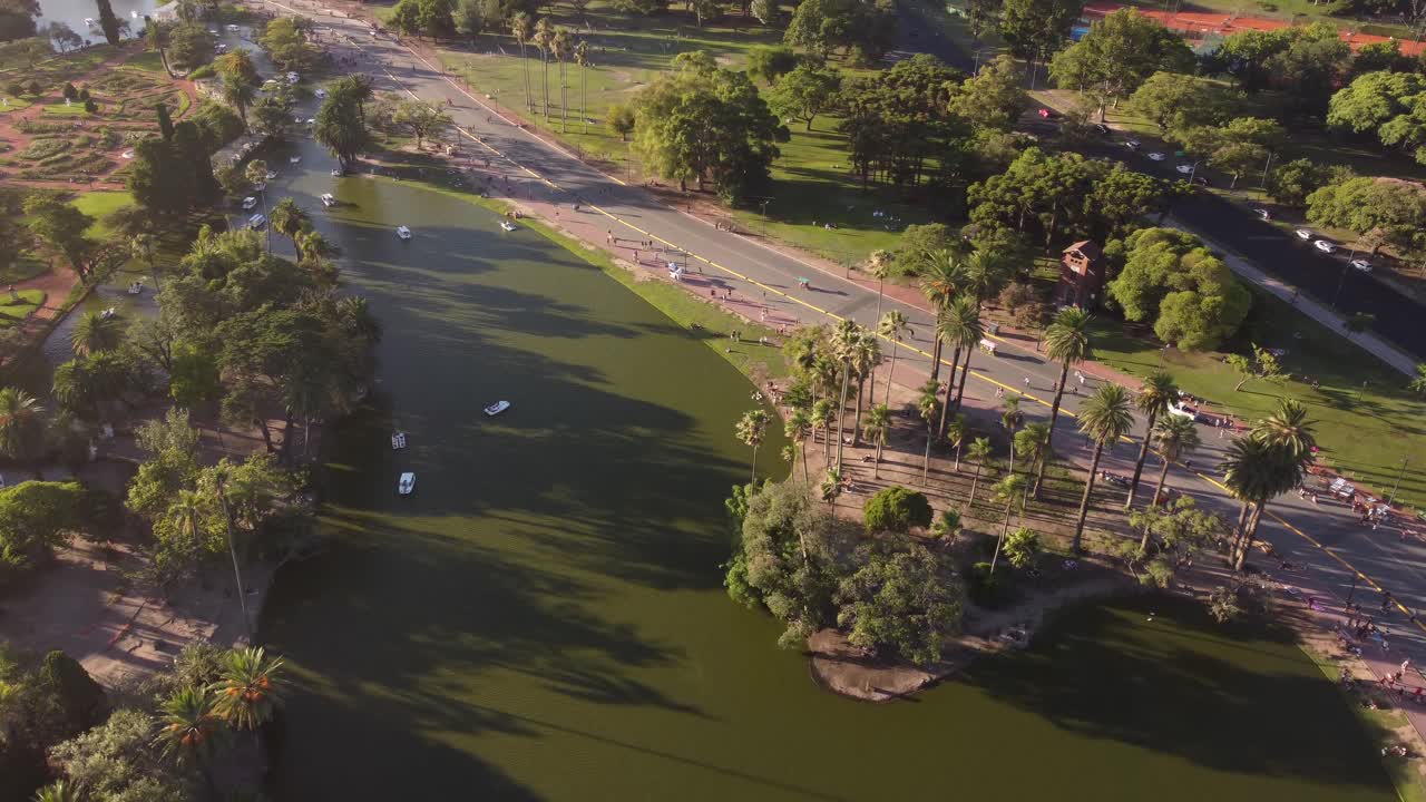 люди тренируются в солнечный день в озерах палермо в буэнос-айресе, аргентина