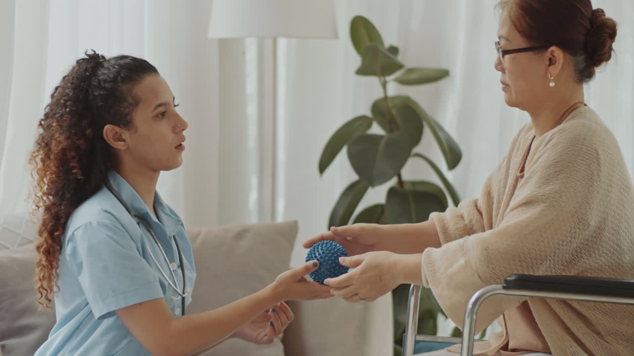 enfermera asistente mujer de edad avanzada