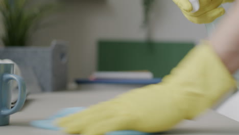 limpiando un escritorio de la oficina en el hogar